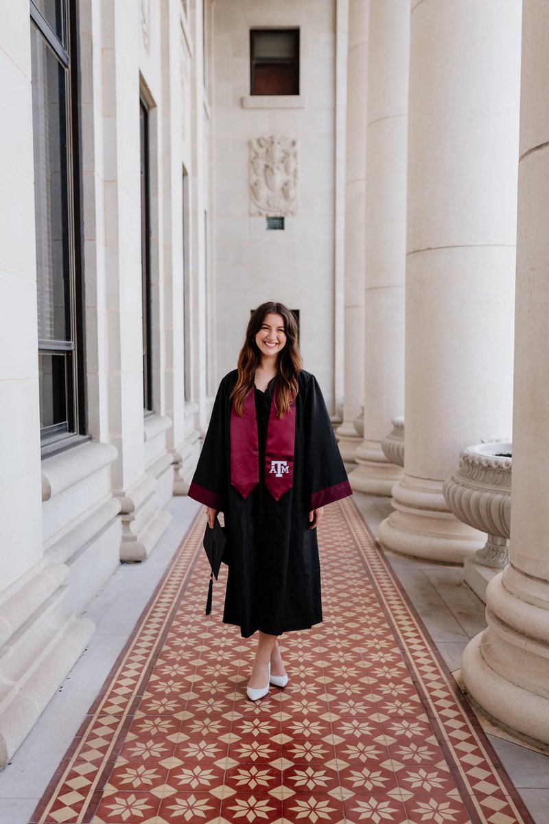AnnaMarJohn's tweet photo. I graduated from college today! https://t.co/Lz3fviY7NZ