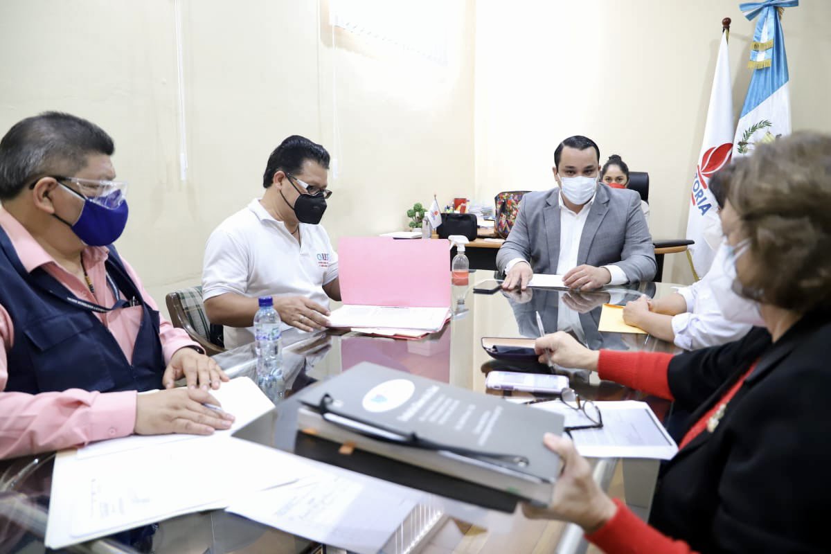 ManuelRiveraGT's tweet photo. Gestionando junto a la #CNUSS del ministerio de salud el pago de bonos atrasados para personal de salud del hospital #SanJuanDeDios ante la señora Viceministra de Salud. https://t.co/EPaIZPN4ZR