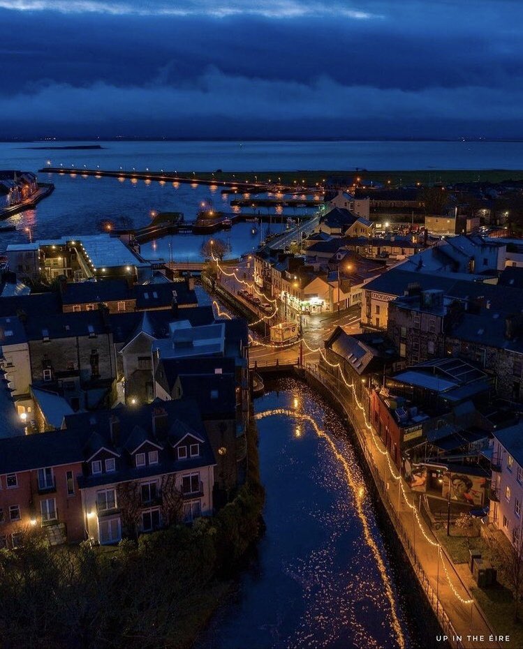 Indo_Travel_'s tweet image. It's beginning to look a lot like Christmas... in Galway's Westend. Gorgeous pic!
📸  @UpInTheEire_