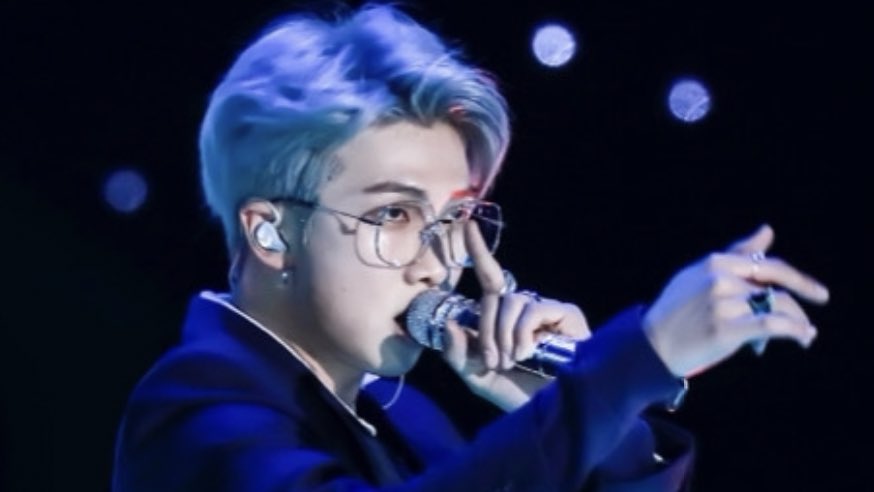 and if you look closely at how he holds his mic, he always holds it with his index finger pointing up