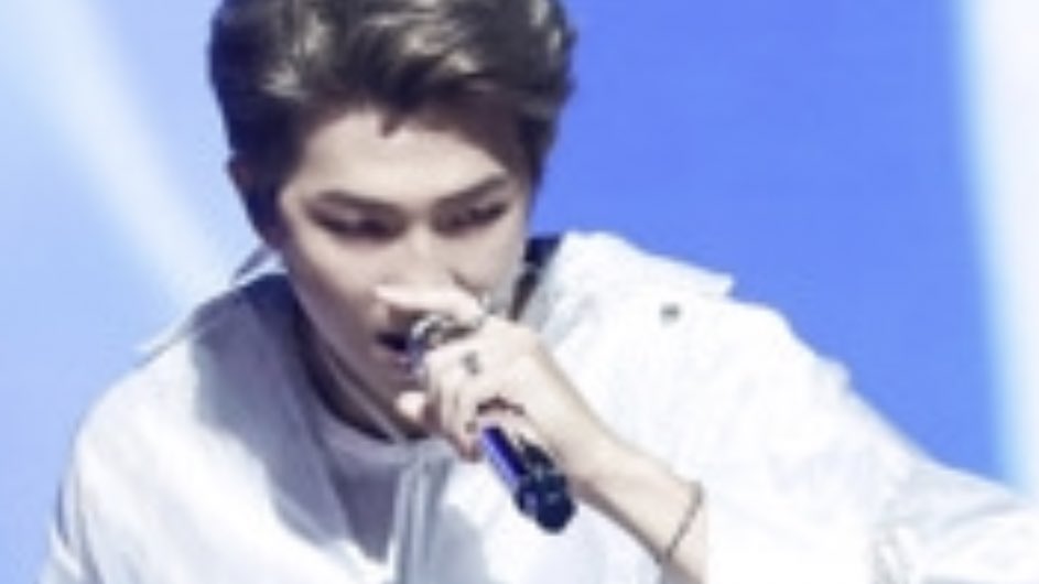 and if you look closely at how he holds his mic, he always holds it with his index finger pointing up