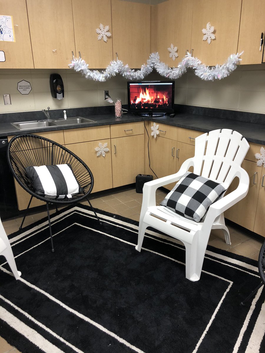 Súper shoutout to <a href="/JettGinny/">ginny jett</a> &amp; her culinary students for absolutely making my day today— hot cocoa, coffee &amp; treats is exactly what is needed before exam week! The PVHS Fun Committee rocks! #PVHS #culinary #thanks #gracias #tiredteacher #jefcoed #wearepvhs