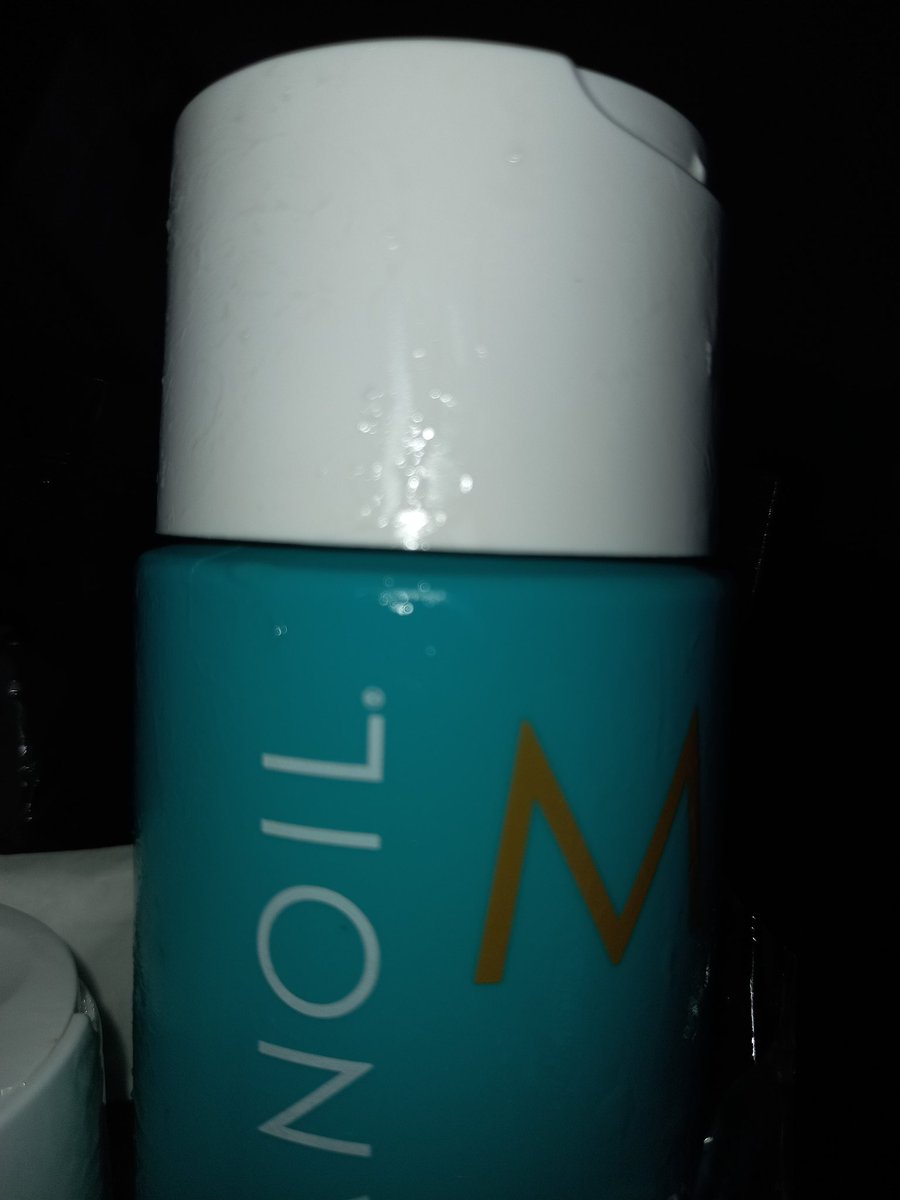 ThisIsMrsBsLife's tweet photo. @OneDayOnlycoza  Hair products thrown into a courier bag. Waited two weeks for this dissapointment. How did you not expect this to ooze out in transit? I am all for saving the planet, but better ways to package.... https://t.co/7YlkbfCQf6