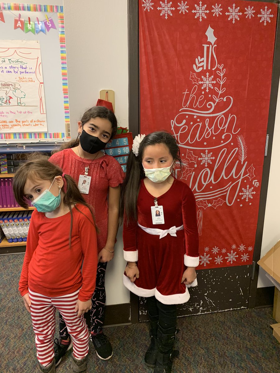 vhoyos16's tweet photo. My cute students want a picture today! It is Candy cane day!!!!! https://t.co/RuK8MRf8nU