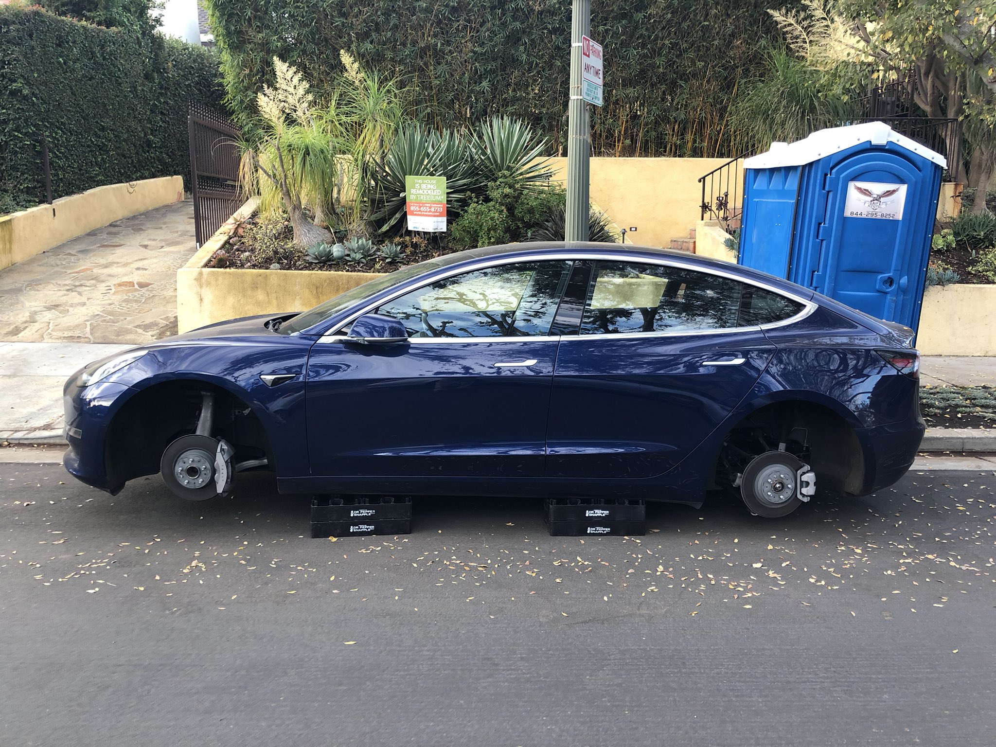 Michael on Twitter: "All 4 wheels stolen off of my @Tesla Model 3 overnight. Have been working for 2 hours to resolve problem with no end in sight. Car cannot be