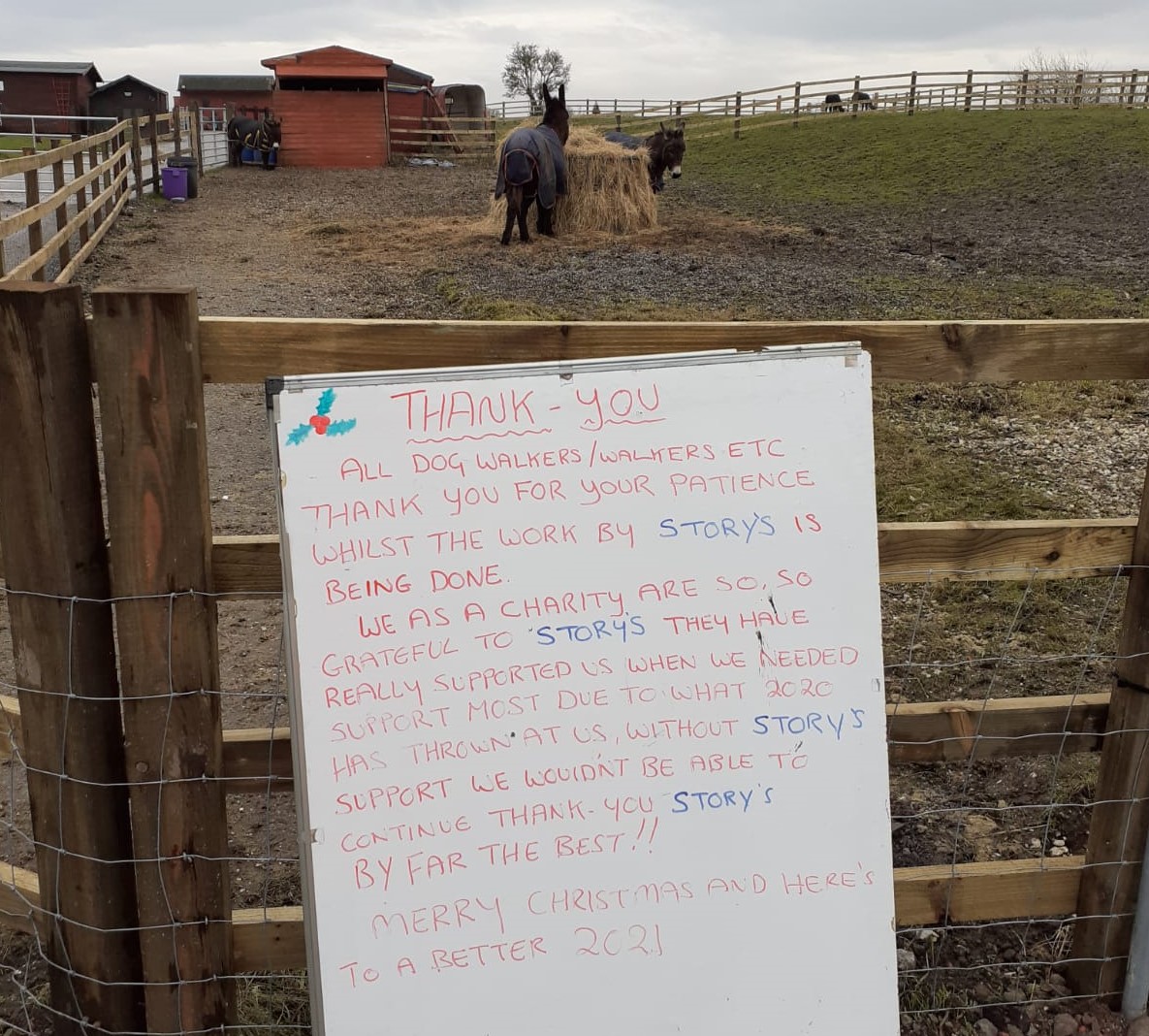 StoryContractng's tweet photo. We found this note left next to some festive donkeys near our Rail site at Hessle Foreshore... thank you to the Riding School for Disabled for leaving us such lovely feedback! An early Christmas present for our team!🎄🎁🐴

@networkrail https://t.co/KuTSWLE4dP