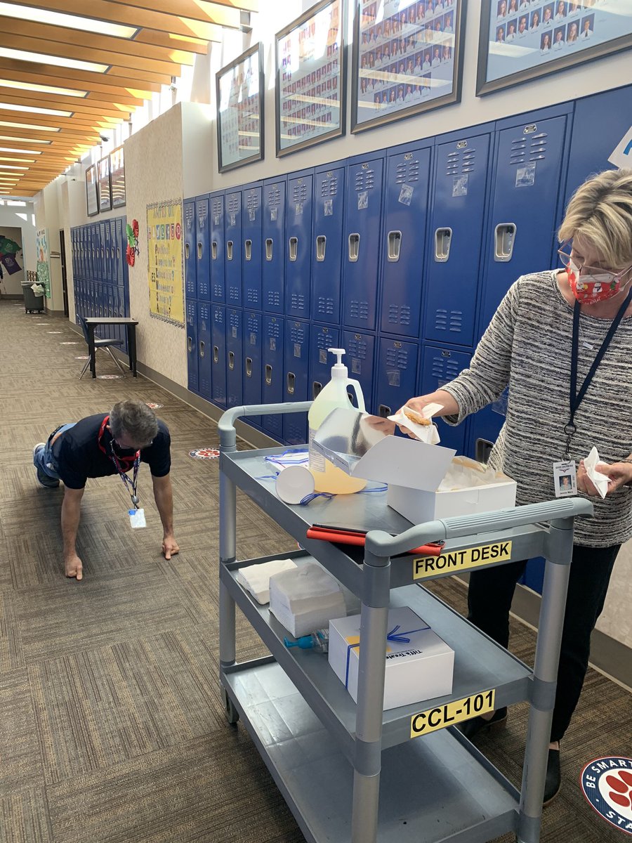 lrolke_EDU's tweet photo. Day 3 of β10 Days of Cheerβ included holiday music and warm cookies for our amazing #GSESMS faculty! @KPantalion_GSES needed to burn some calories before he could enjoy his cookies. #MSALLin #10daysofcheer https://t.co/OIxG6Li9hJ
