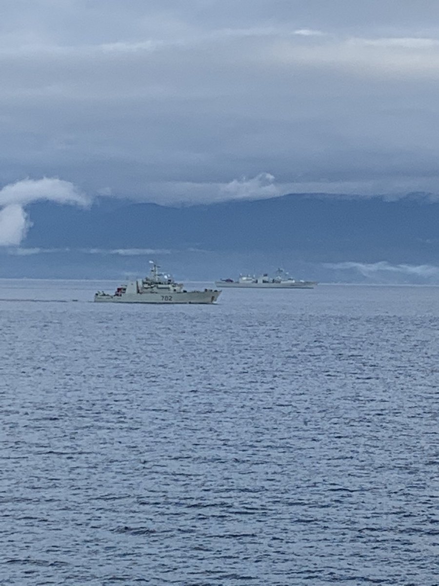 After an hour and a half as guide,  @HMCS_NCSMRegina finally gets to manoeuvre as the ships form in a line of bearing on  @HMCSNCSMCalgary (at  #FlyingStations to launch  #Mustang shortly) &ndash; bei  Strait Of Georgia