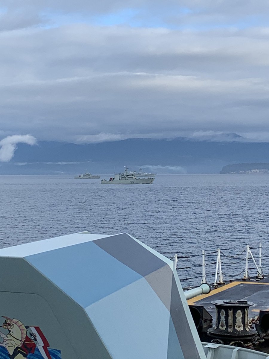 After an hour and a half as guide,  @HMCS_NCSMRegina finally gets to manoeuvre as the ships form in a line of bearing on  @HMCSNCSMCalgary (at  #FlyingStations to launch  #Mustang shortly) &ndash; bei  Strait Of Georgia