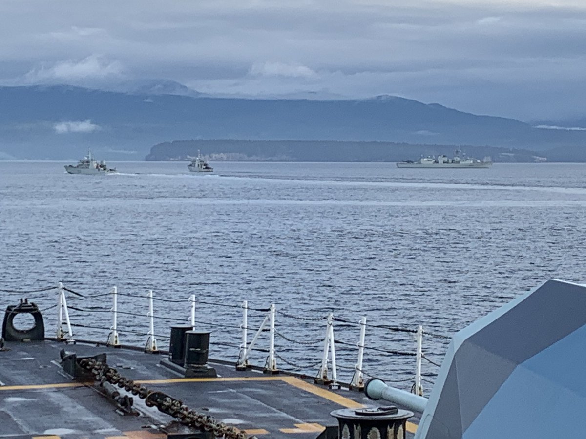 After an hour and a half as guide,  @HMCS_NCSMRegina finally gets to manoeuvre as the ships form in a line of bearing on  @HMCSNCSMCalgary (at  #FlyingStations to launch  #Mustang shortly) &ndash; bei  Strait Of Georgia
