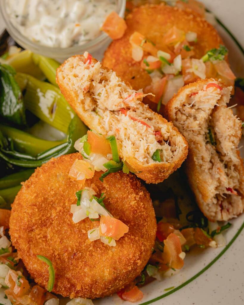 Crab cakes, corazon stylee! Inspired by one of our very best ‘research’ trips, to the Jalisco coast. 🏖 😎
Brixham crab, spiced with guajillo chile, Tabasco &amp; lime, with grilled spring onions, jalapeño tartare &amp; pico de gallo 🦀🌶 Served with warm torti… instagr.am/p/CIlchW9lFKb/