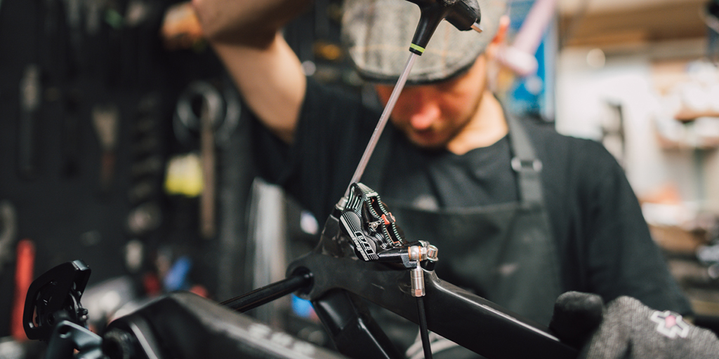 salsacycles's tweet photo. If you need a few meditative minutes today, sit back and watch Gee Milner assemble this Cassidy dream build. https://t.co/zu56X4SP9m

#SalsaCycles #SalsaCassidy #ForTheLoveOfDirt @geemilner #SplitPivot https://t.co/TW9sqhYJmZ