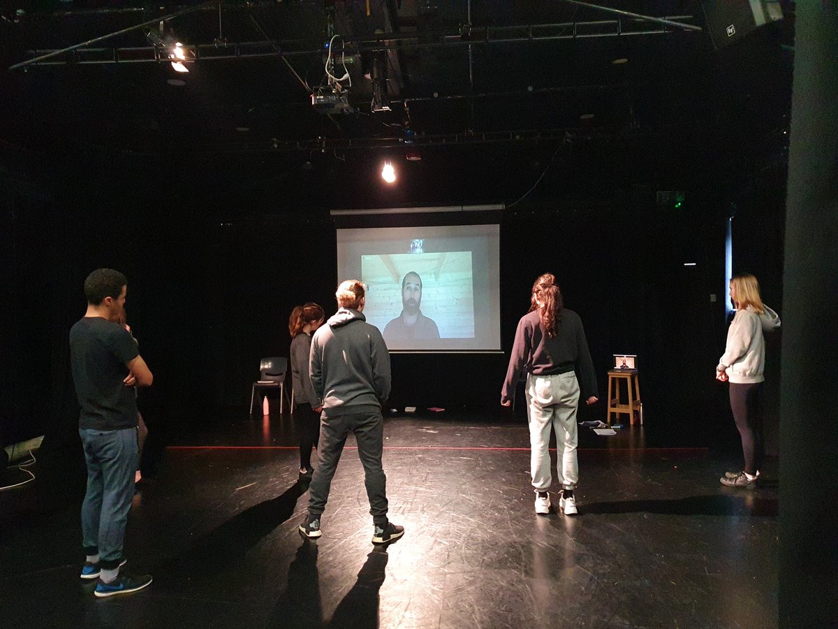 Huge thanks to Adam Burton from
<a href="/PunchdrunkUK/">punchdrunkuk</a> who conducted a digital workshop for our U6th Drama students yesterday, where they explored the companies approach to devising theatre. It was nice to be able to give students this great opportunity, albeit virtually. <a href="/SASHerts/">St Albans School</a>