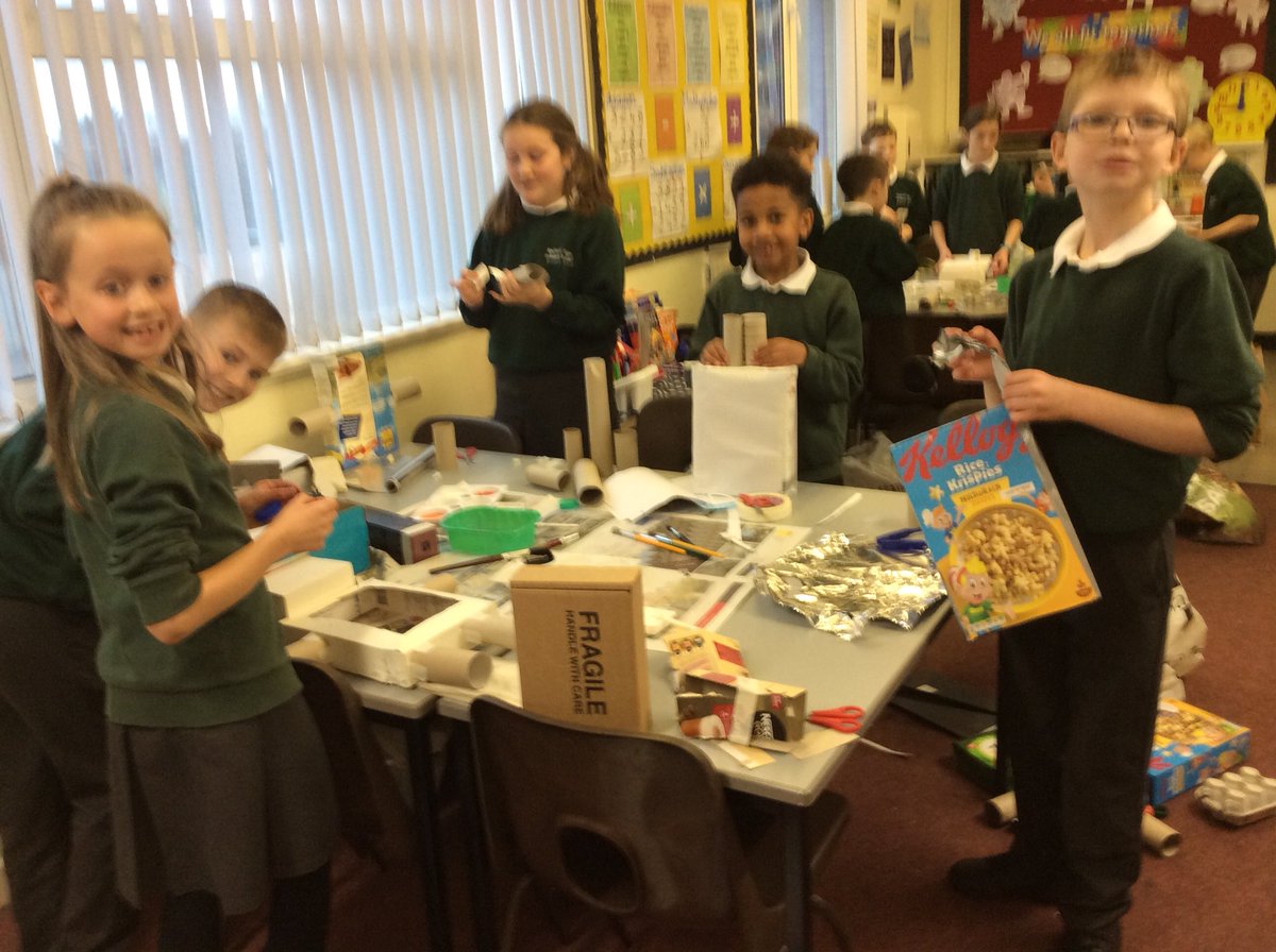 BeechClass_RE's tweet image. The first stage of robot making got underway today. The inventors followed their design brief &amp;amp; by the end of the afternoon, the robots were starting to take shape! 🤖