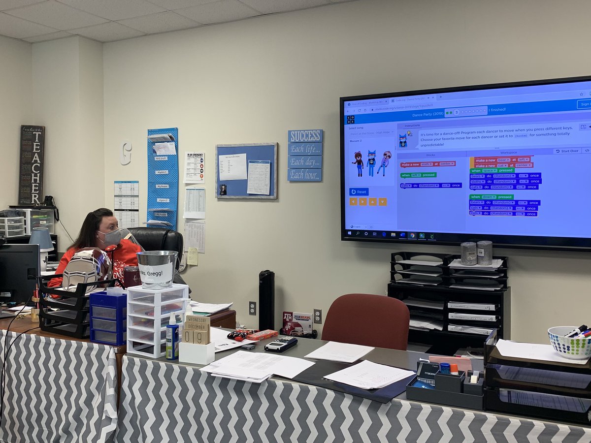 gradt1216's tweet photo. @CollegeViewHS3 students having fun #coding during #HourOfCode #successcsisd https://t.co/hbhkzBKFYS