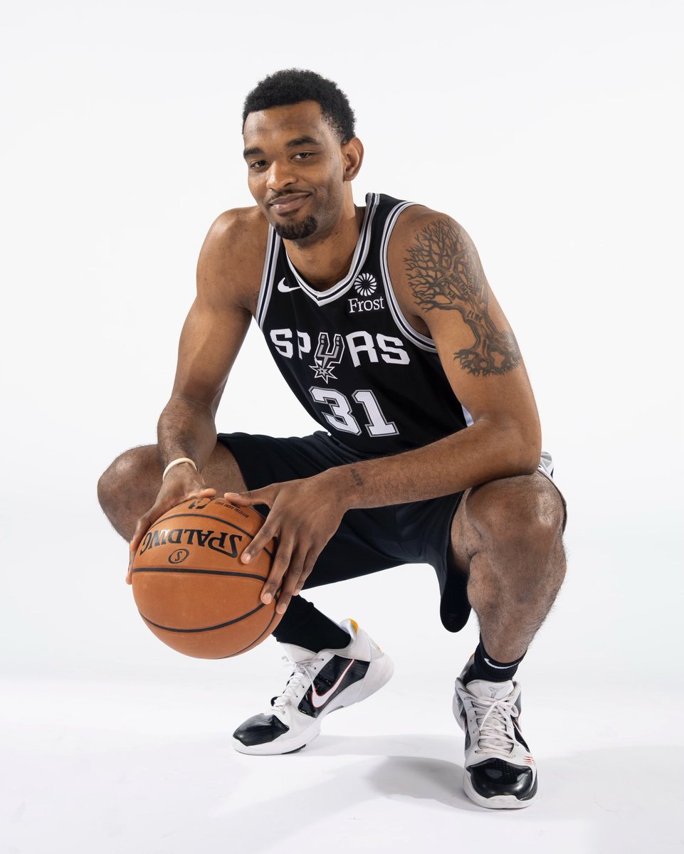 austin_spurs's tweet image. No two-ways about it... @spurs basketball is almost back! 🙌

#TwoWayPlayer #SpursMediaDay