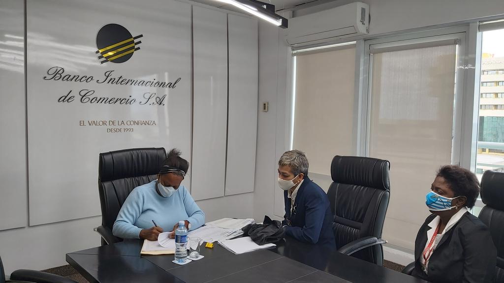 Bicsa_Cuba's tweet photo. ✅ A favor del #ComercioElectrónico 📱💳, el @BicsaCuba de mano con @BanmetCuba realiza el proceso de contratación de las tarjetas #Telebanca asociadas a las tarjetas magnéticas #banmet de los trabajadores 🏦.
#Cuba #SistemaBancario #BancariosCubanos #BancaElectrónica https://t.co/1WivknUzgb