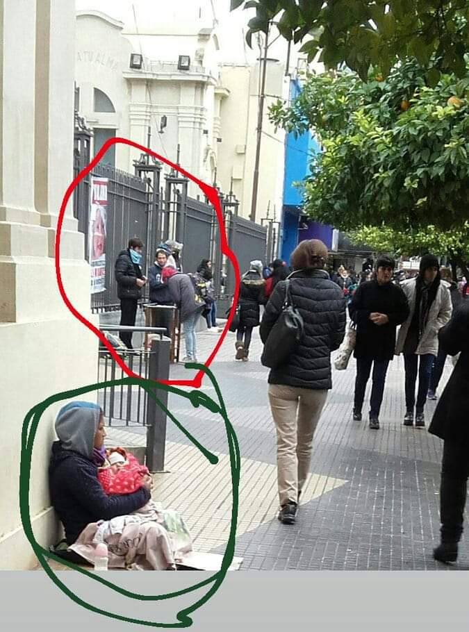 Imagen de la Catedral en Santiago del Estero,en el círculo rojo los provida juntando firmas,en el círculo verde dos vidas que necesitan ayuda... ah no para,cierto que ya nacieron ¡que se jodan!🤦🏻‍♀️😢