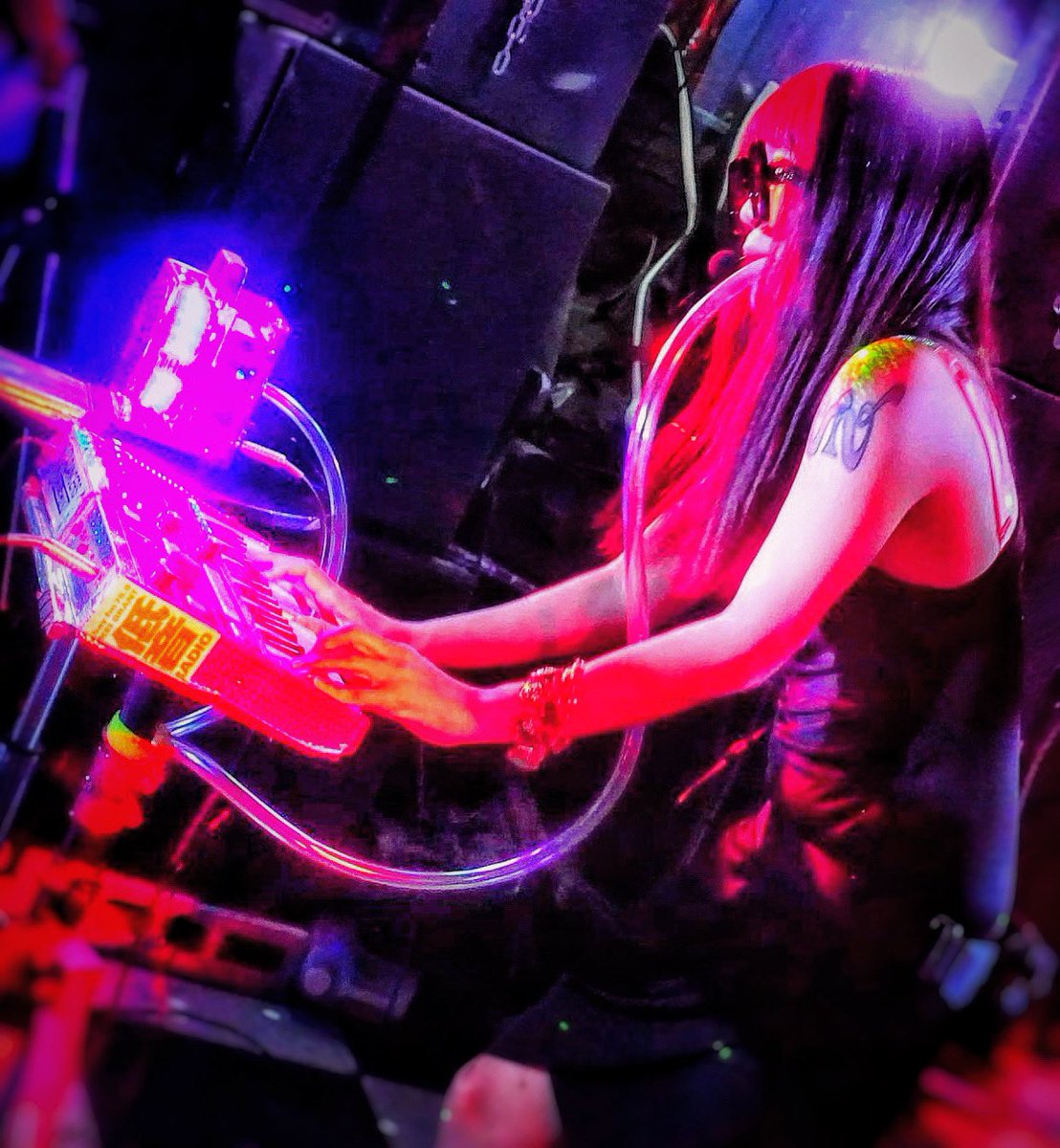 WODDYFUNK's tweet photo. 今日は3曲分のトークボックス録音
最後の1曲は仏🇫🇷へ只今納品
今まで海外とコラボした中で1番お気に入り✈️フランスツアーやりたい!
ていうか自分の曲にしたい😅
#smoothjam https://t.co/5OD4UfM5b7