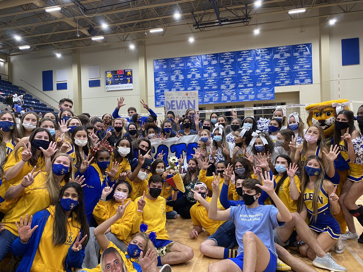 luvtorun68's tweet photo. Klein Bearkats advance to the 6A Texas high school finals in a sweep over Flower Mound!💛💙#Katstakestate #seniorszn @KleinVolleyball @UNA_Volleyball @Willowbrookvb @vypehouston @GHVCA @joeagleason @PrepVolleyball @PrepDigTX @AVCAVolleyball https://t.co/q5kNWRjOC2