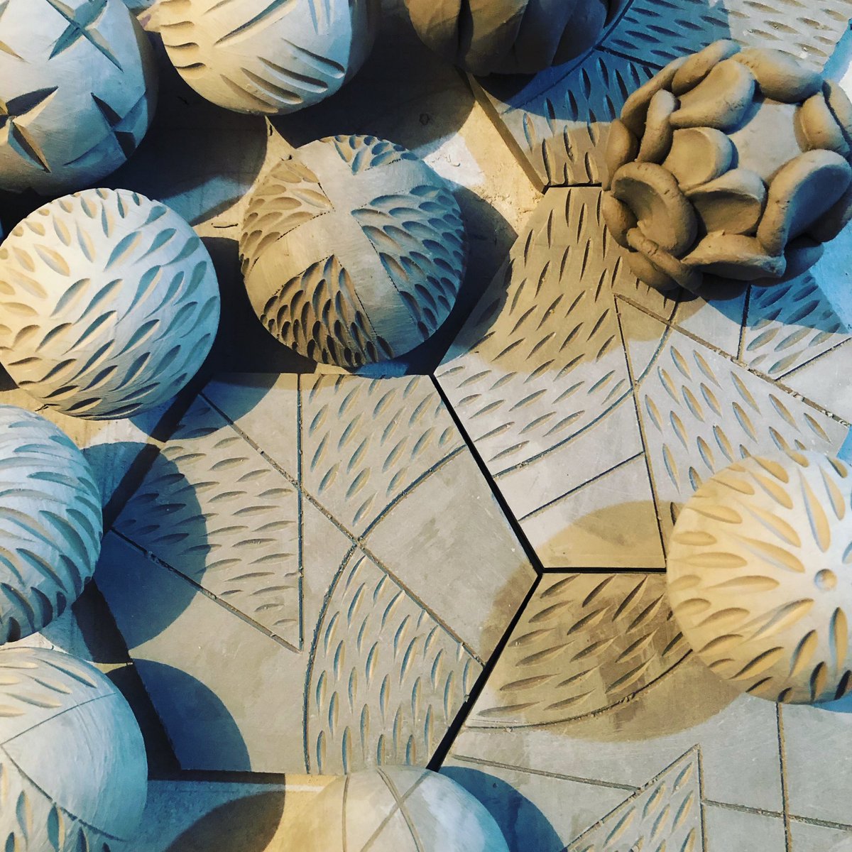 elainelimnewton's tweet photo. Working on the last few pieces of the year on my kitchen table, still too cold in the #blueshedstudio 🥶 I’ll ask Santa for some insulation! 
.
#kitchentablebusiness #customtiles #carvedceramics #circles #hexagon
#designermaker
@design_nationuk https://t.co/7tGEWEjdPw