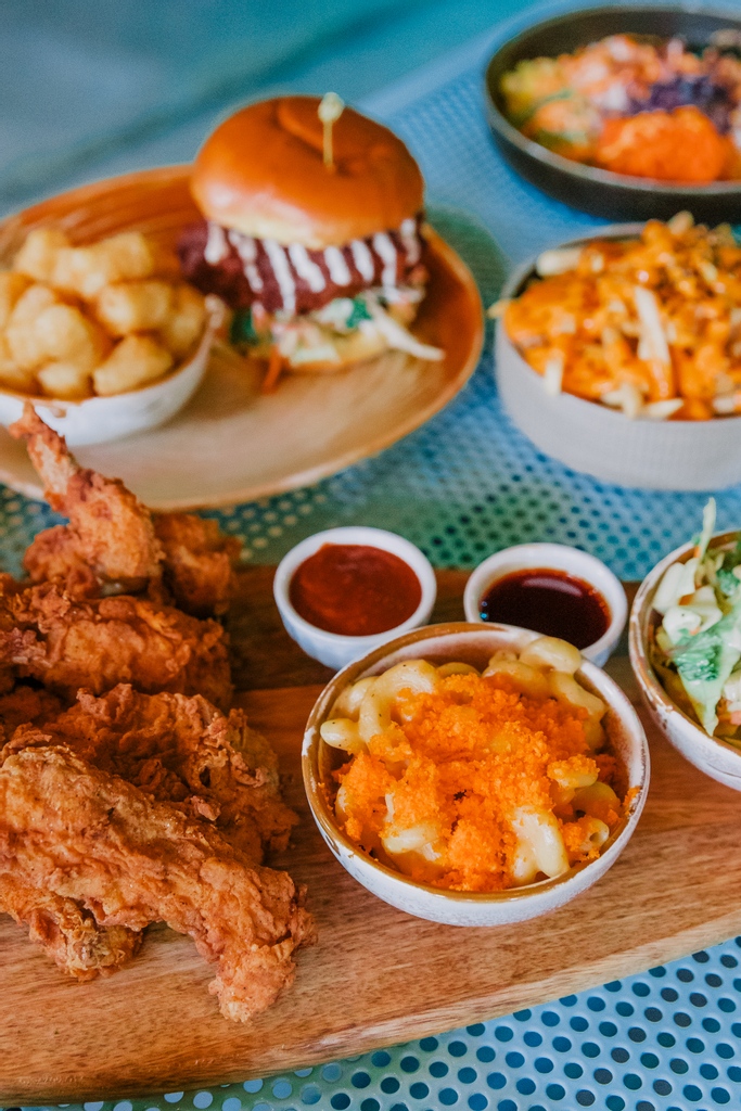 Eat well + support local🙌 #ShopLocalYYC

🍔TAIK-OUT DEETS🌮
Call us and place an order for pickup. Come grab it and receive 10% OFF your order!🙏🛍️⁠
📞(403)454-1843⁠
📍3851 Manchester Rd SE⁠

Cant pick it up? Delivery through @doordash