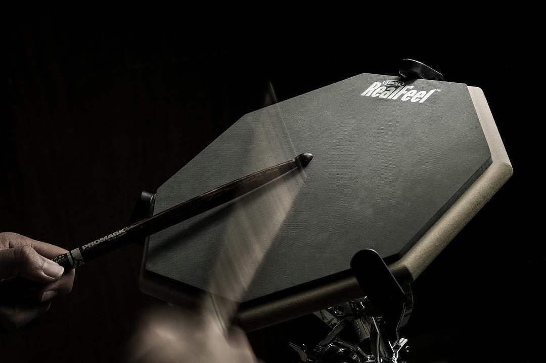 Já testou a baqueta de hickory mais resistente já feita?
.
A FireGrain é fabricada através de um revolucionário processo de calor que transforma as baquetas de hickory comuns em ferramentas de precisão com durabilidade sem precedentes.