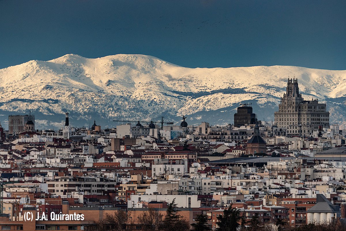 JoseAQuirantes's tweet photo. Precioso atardecer sobre la Sierra de Guadarrama, estrenando "paquete" de nieve y cencellada acumulado durante el fin de semana. Hoy, la ciudad, apaga todos sus brillos y colores para cederle el protagonismo a la montaña. https://t.co/03G1OgwisR
