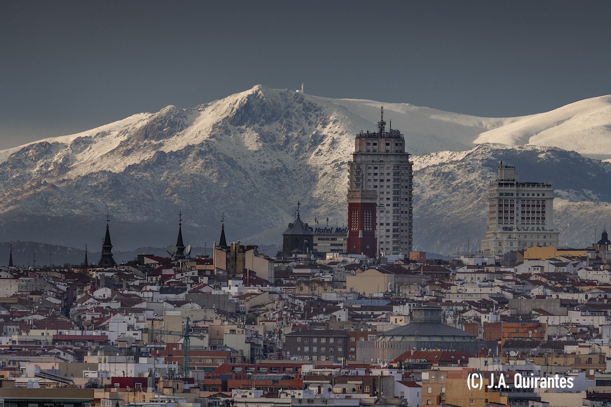 JoseAQuirantes's tweet photo. Precioso atardecer sobre la Sierra de Guadarrama, estrenando "paquete" de nieve y cencellada acumulado durante el fin de semana. Hoy, la ciudad, apaga todos sus brillos y colores para cederle el protagonismo a la montaña. https://t.co/03G1OgwisR