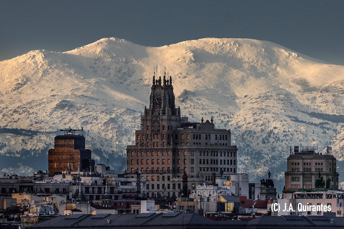 JoseAQuirantes's tweet photo. Precioso atardecer sobre la Sierra de Guadarrama, estrenando "paquete" de nieve y cencellada acumulado durante el fin de semana. Hoy, la ciudad, apaga todos sus brillos y colores para cederle el protagonismo a la montaña. https://t.co/03G1OgwisR