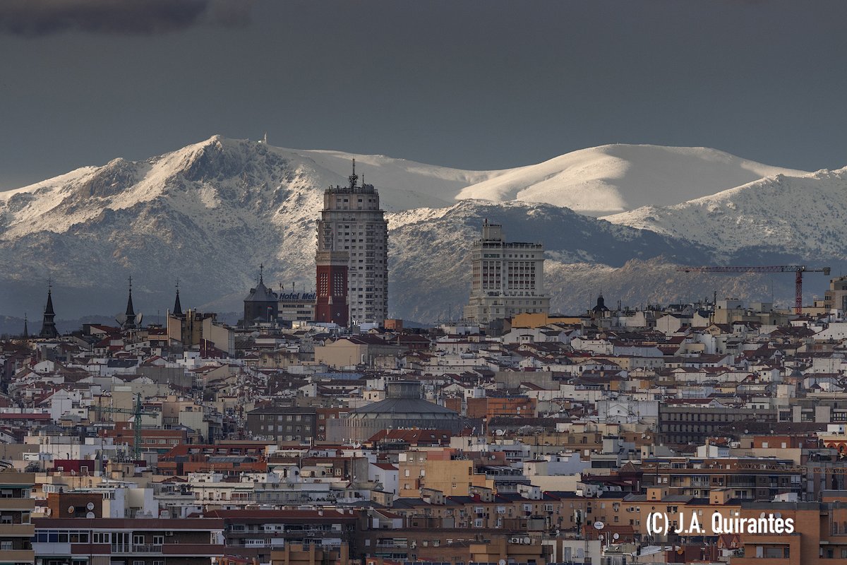 JoseAQuirantes's tweet photo. Precioso atardecer sobre la Sierra de Guadarrama, estrenando "paquete" de nieve y cencellada acumulado durante el fin de semana. Hoy, la ciudad, apaga todos sus brillos y colores para cederle el protagonismo a la montaña. https://t.co/03G1OgwisR