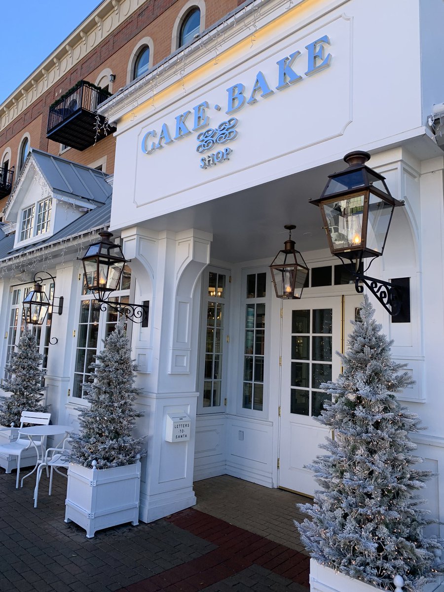 Santa is coming to @thecakebakeshop !!! From 2pm and 6pm today, join Santa and the whole Cake Bake crew for a very memorable evening. Treat yourself and your family to a four-course meal with a chance to build gingerbread houses and see Santa’s reindeer!! #cakebakeshop #shopccc