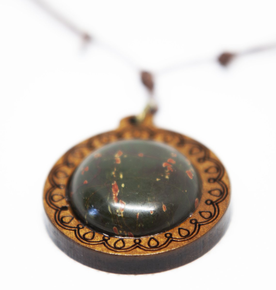 VDanielF's tweet image. bit.ly/collierhelioth…
Avec son tour de cou en cuir, cette pierre de jaspe héliotrope se marie super bien avec le bois.  A découvrir dans la collection stone des #BijouxDeBrocéliandeSpirit :)