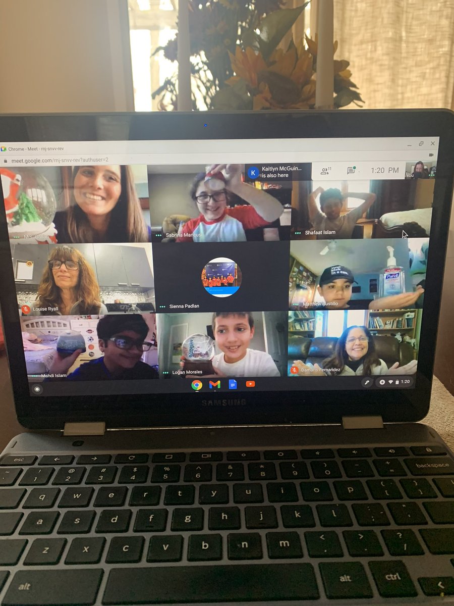 _s_callan's tweet photo. What an absolutely PERFECT day to have our snow globe lesson! ☃️Students created imaginative stories about being stuck in a snow globe. At the end of our lesson we noticed that it was SNOWING OUTSIDE! ❄️ Students even shared their own snow globes. @bowlinggreenschool https://t.co/zHDNpcG4Pb