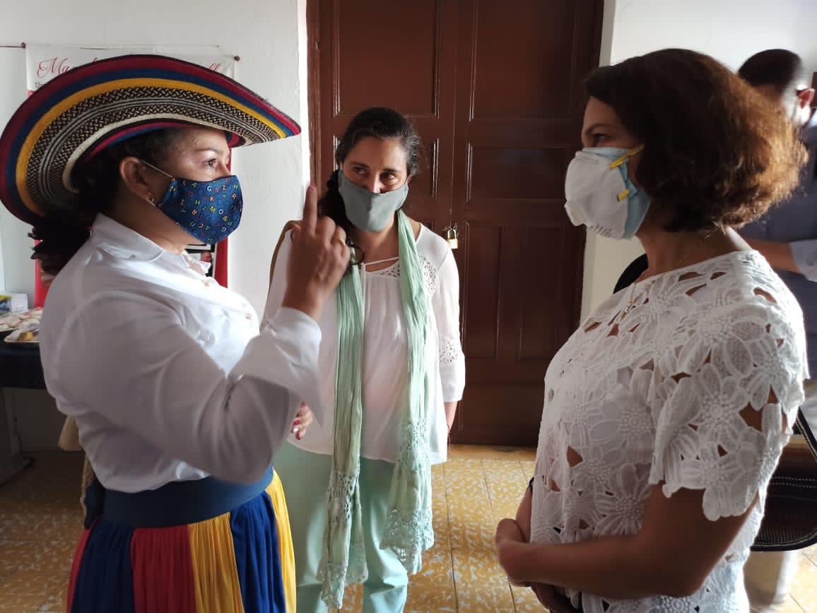 ConsejeriaDDHH's tweet photo. #SemanaPorLosDDHH “Vamos a resaltar el trabajo de las mujeres, por eso 'Narrar para Vivir' y otras organizaciones sociales que trabajan en Montes de María son ejemplo de perseverancia, de empoderamiento y de lucha permanente por la defensa de los #DDHH" Consejera @NancyPatricia_G https://t.co/mt684gL8Kf
