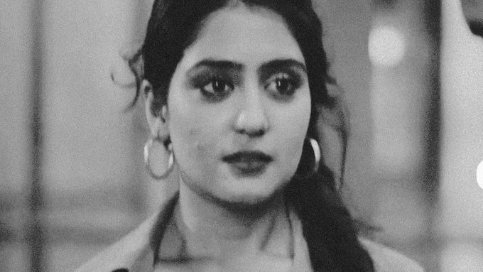 "jaise creepers hote hain na wall pe, aur ion chupke hote hain magnet se, aise hi uska dil tujh par chipka hua hai"—Kajal #MereDadKiDulhan