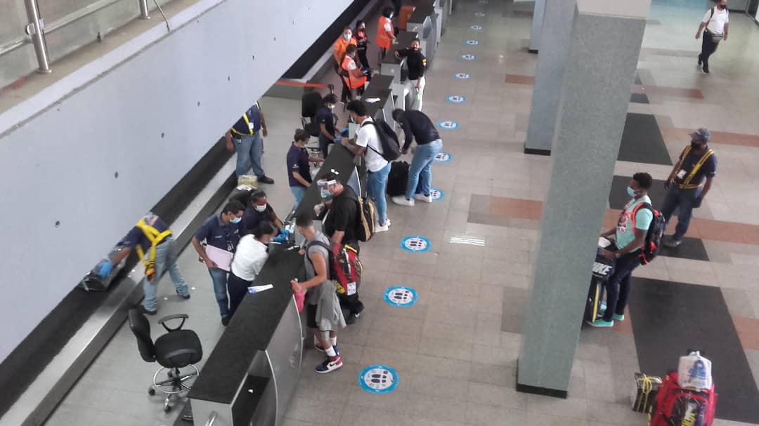 baer_ve's tweet photo. #ReporteBAER | #9Dic Usuarios del @aeroporlamar cumplen con el proceso de chequeo y de bioseguridad, antes de abordar vuelo de @AeropostalVE con destino al @IAIM_VE ¡Buen viaje y no olviden la calidez de la Isla del encanto! #IndígenasPaLaAsamblea https://t.co/sDWi4bgxLs