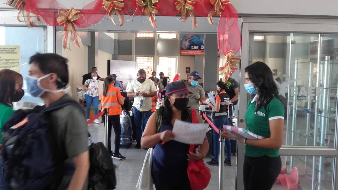 baer_ve's tweet photo. #ReporteBAER | #9Dic Pasajeros que arriban al @aeroporlamar de Nva. Esparta, provenientes del @IAIM_VE, cumplen con los protocolos de bioseguridad, para disfrutar de la magia de la Perla del Caribe en estas navidades ¡@BAERVenezuela les da la bienvenida! #IndígenasPaLaAsamblea https://t.co/oBCkJsGAG0