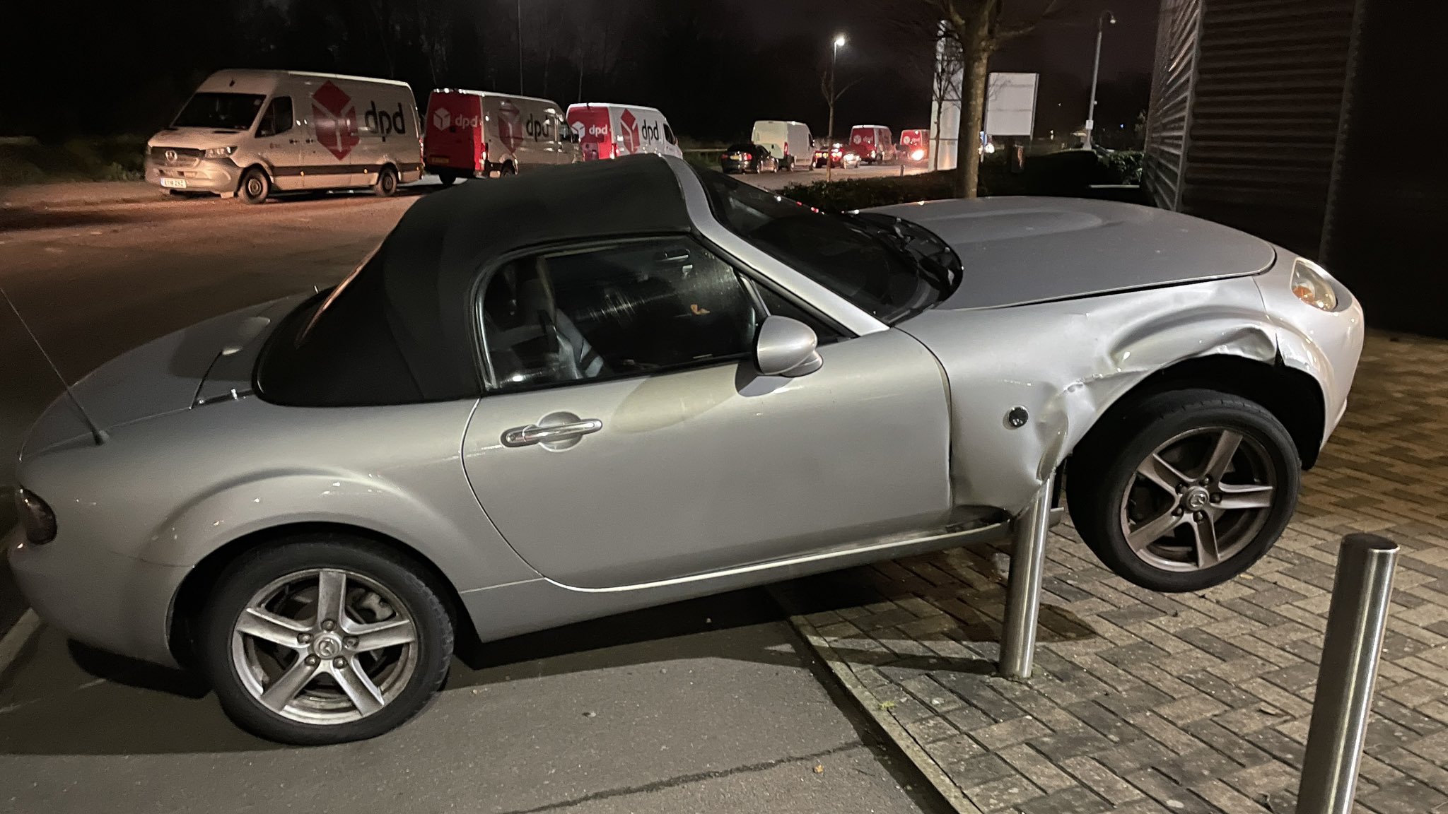 Namer Merli I Guess That S One Way To Park Your Mx 5 Mazda Mx5 Miata マツダ ロードスター Mazdamx5 Mazdamiata マツダロードスター T Co Zgjc8ua6lh Twitter