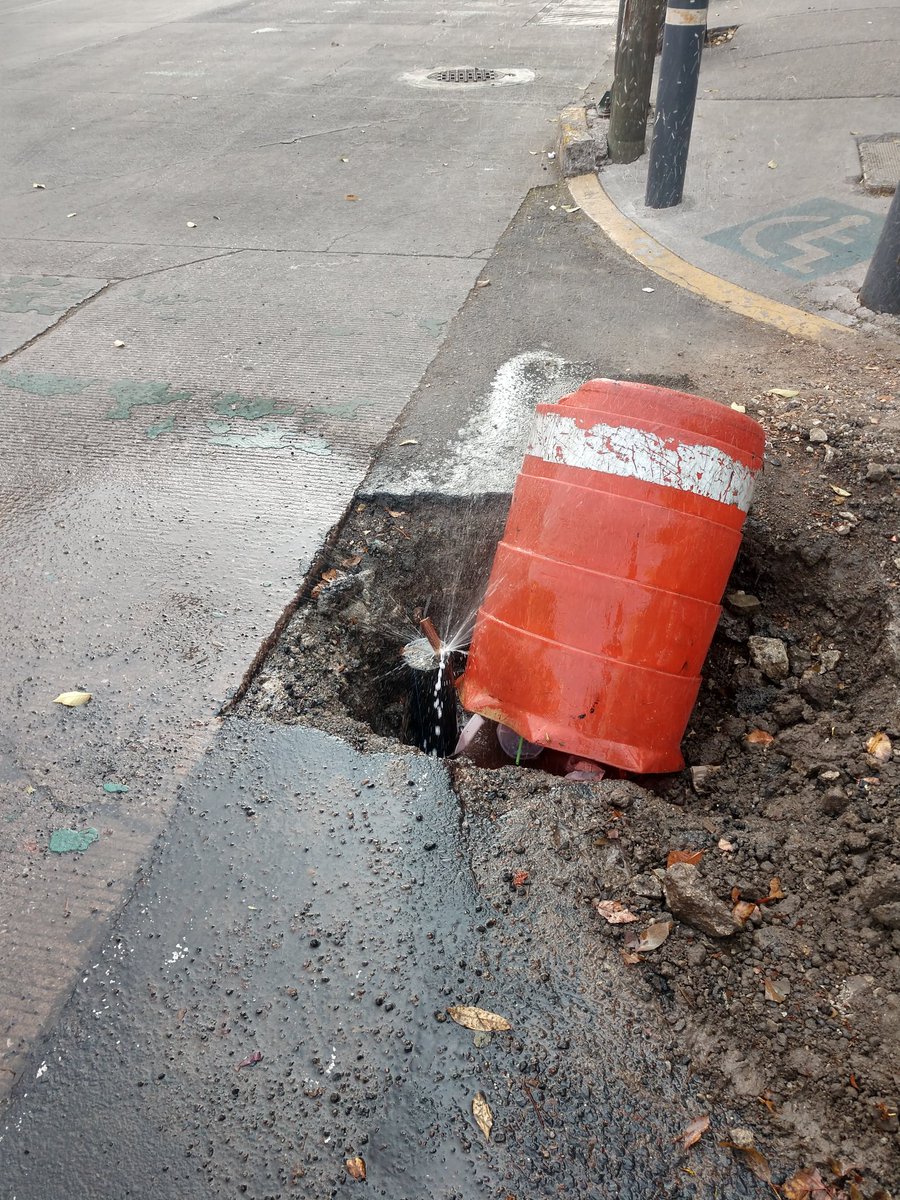 Oye @SacmexCDMX tienes una fuga en avenida Revolución y calle Andrea del castagno nonoalco 03700