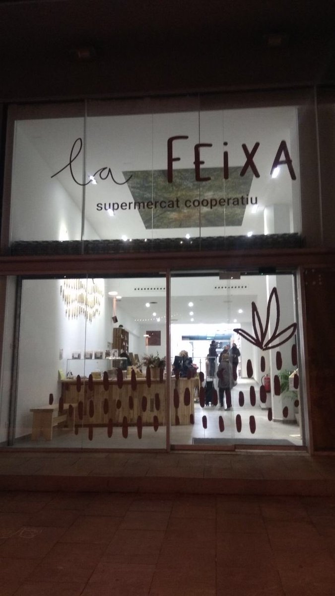 LaFeixa_cat's tweet photo. Hem obert La Feixa! 🤪✊🏾

🥳 Volem compartir amb tu algunes imatges del 1r dia del supermercat i presentar-te les Ruts, les treballadores de la botiga 😍 (ep, t’has fixat en les seves mascaretes?! 😷 Les podràs comprar a LF!🤪) https://t.co/10d9WcSapU