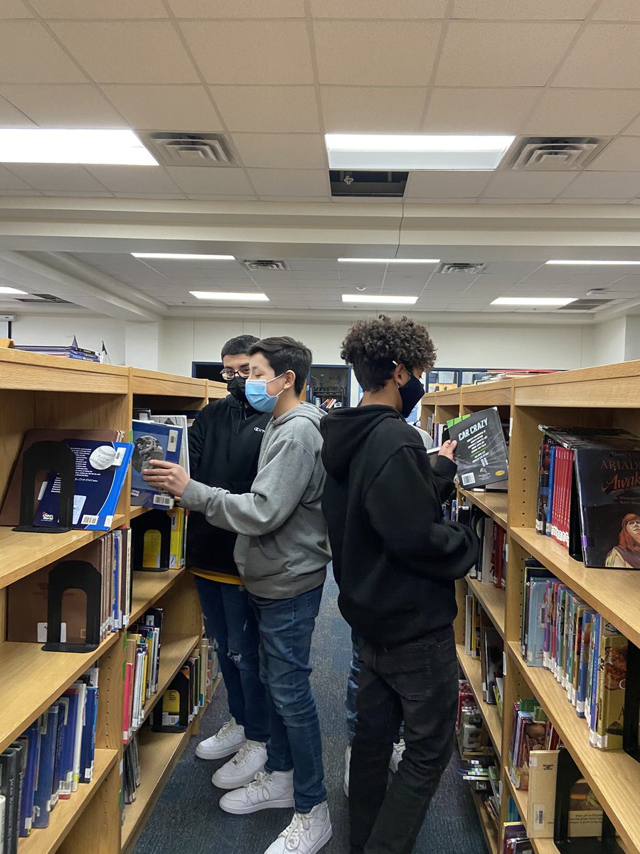 8th graders self-selecting books and reading. #SanAngeloReads #SAISDreads #LeeRebels #BestOfTheBest #BetterTogether