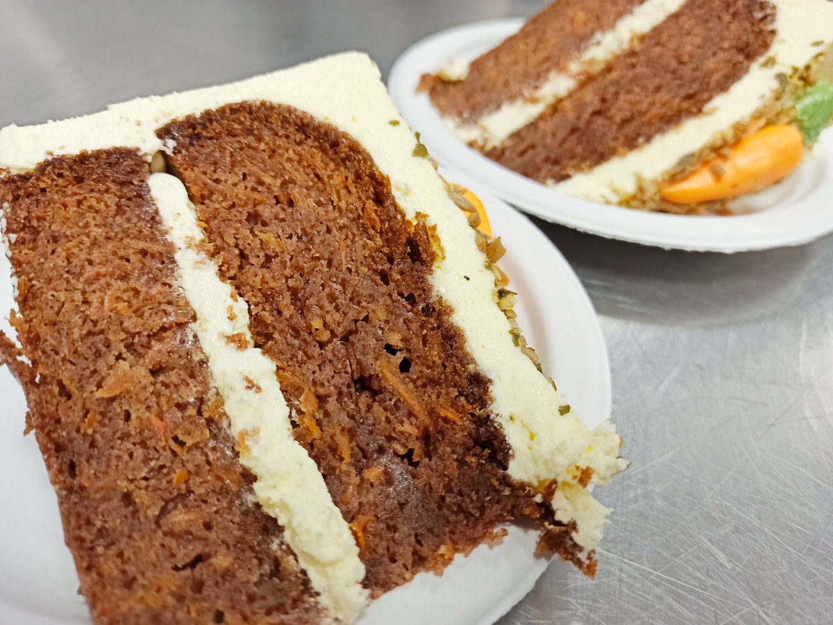 Thought I post a pic after I sliced this awesomely moist and tasty carrot cake🥕😃🥧🍰👨‍🍳