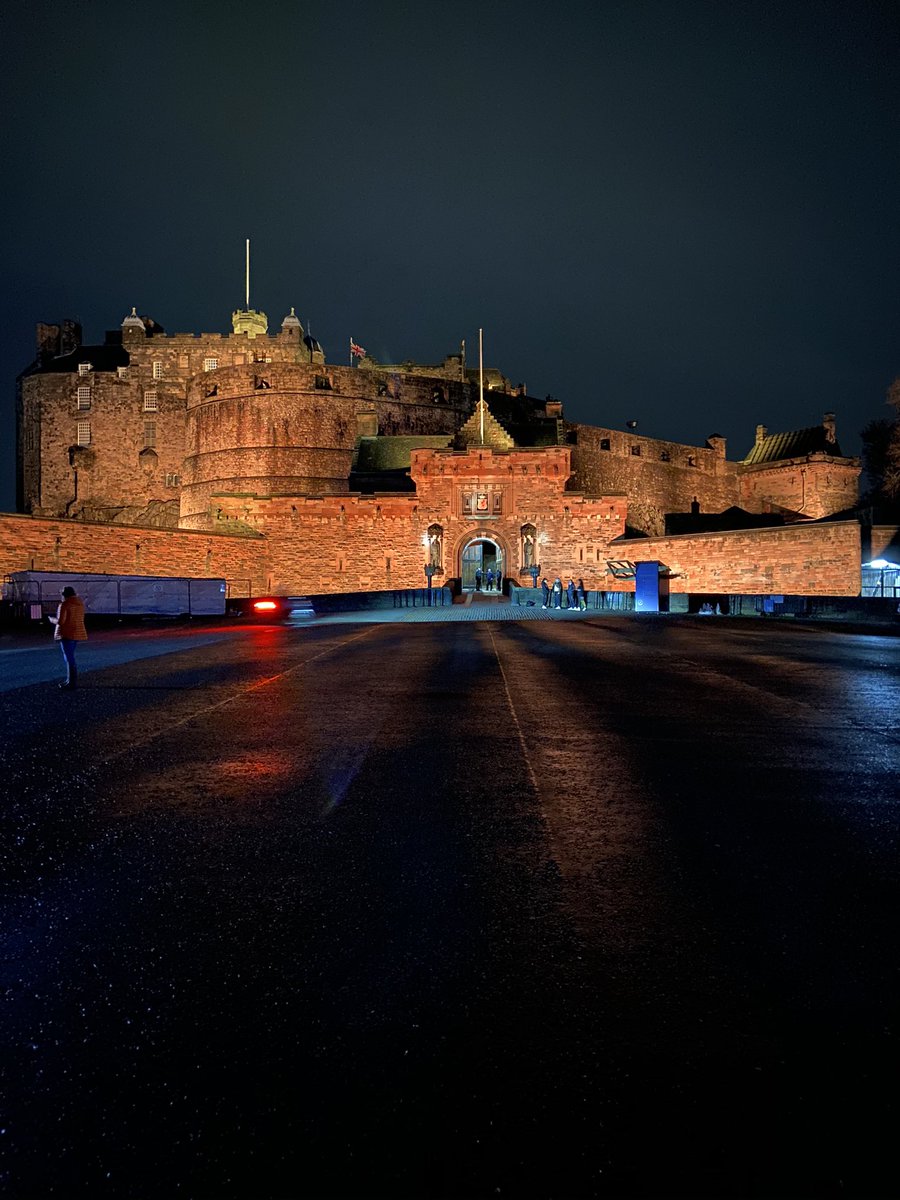 scotgasdoc's tweet photo. A brisk Wednesday night at Edinburgh Castle https://t.co/E5mO55Hxek