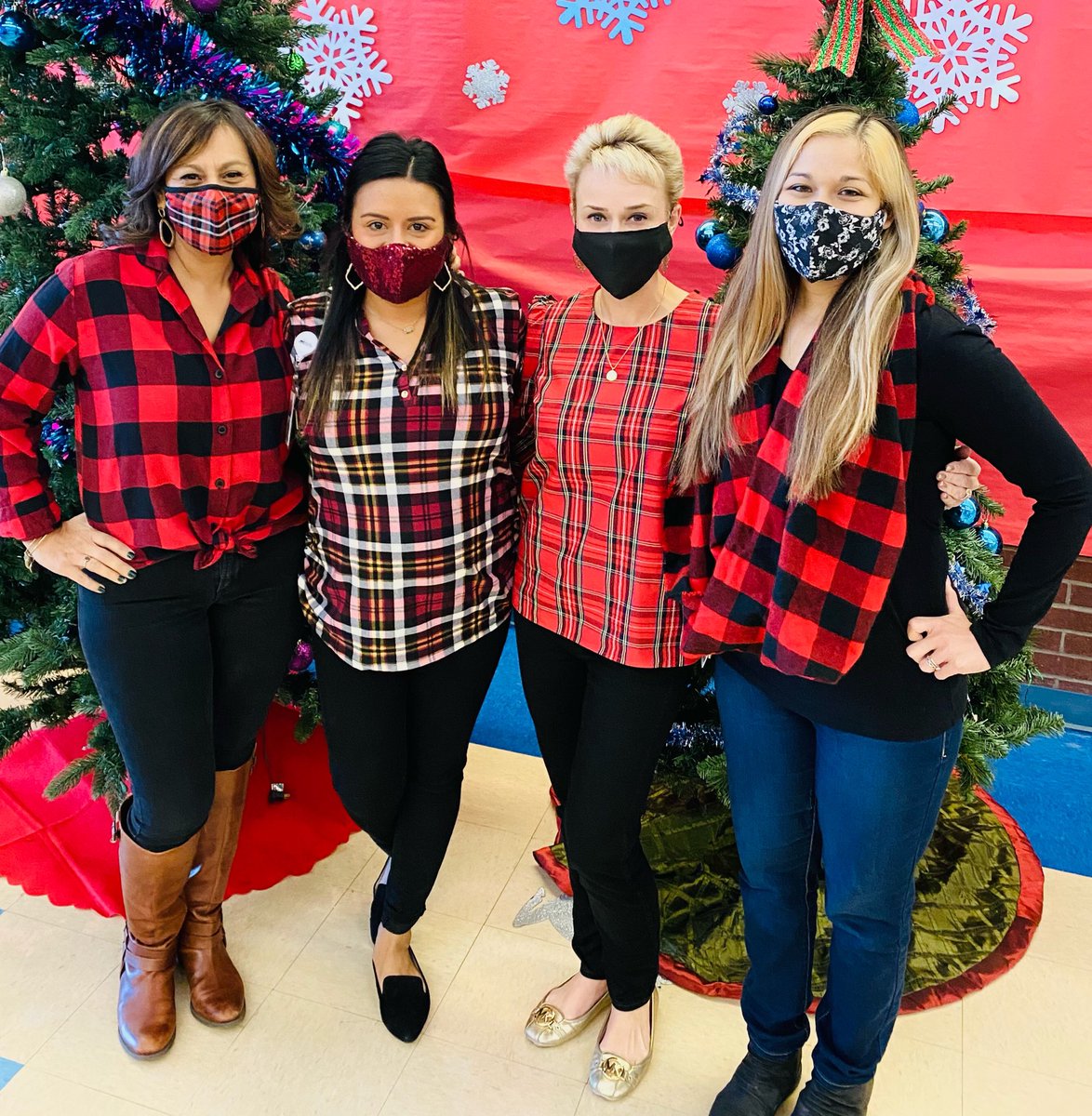 MinervaMquin4's tweet photo. Despite all the concerns and unknowns that are happening around us, Love how our Admin/staff/ and students continue to smile and keep us in the Holiday spirit!! We ❤️Gladiator Glee 2020!! #NISDGarcia #day7 https://t.co/agfS4Iyc8t