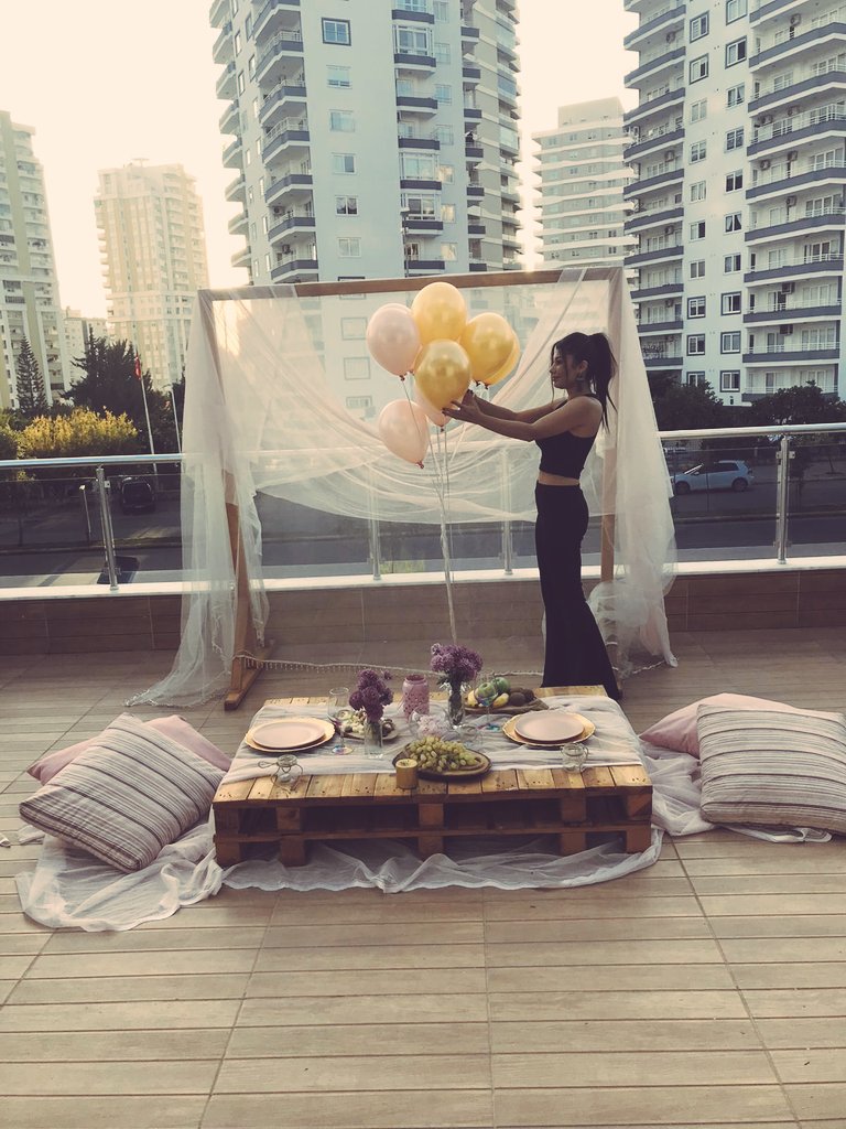 barkin070707's tweet image. Bukowski'nin dediği gibi: 
“Hayatta kimseyi değiştiremezsin ve kimse için değişmemelisin. 
Ne sen başkası için mecburi istikametsin; ne de başkası senin için. 
Yorma kendini; bırak hayatına eşlik etmek isteyenler seninle gelsin.”
#GeceyeNotum 
#GeceyeBirSözBırak