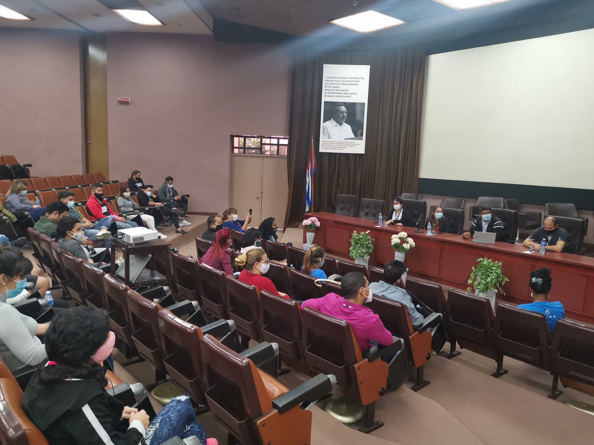 Intercambio con jóvenes del #CIGB y del #MINCOM. Que disfrute!!! #CubaViva