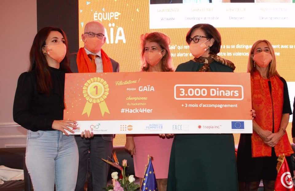 UeTunisie's tweet photo. #OrangeTheWorld
Clôture des 16 jours d'activisme contre les violences faites aux femmes. Les partenaires de la campagne ont remis les prix du hackathon #Hack4her et du concours d'art. Saluons l'engagement des jeunes dans le combat pour l'égalité homme-femme ! ✊🏼🧡 https://t.co/WguKxT5OpR