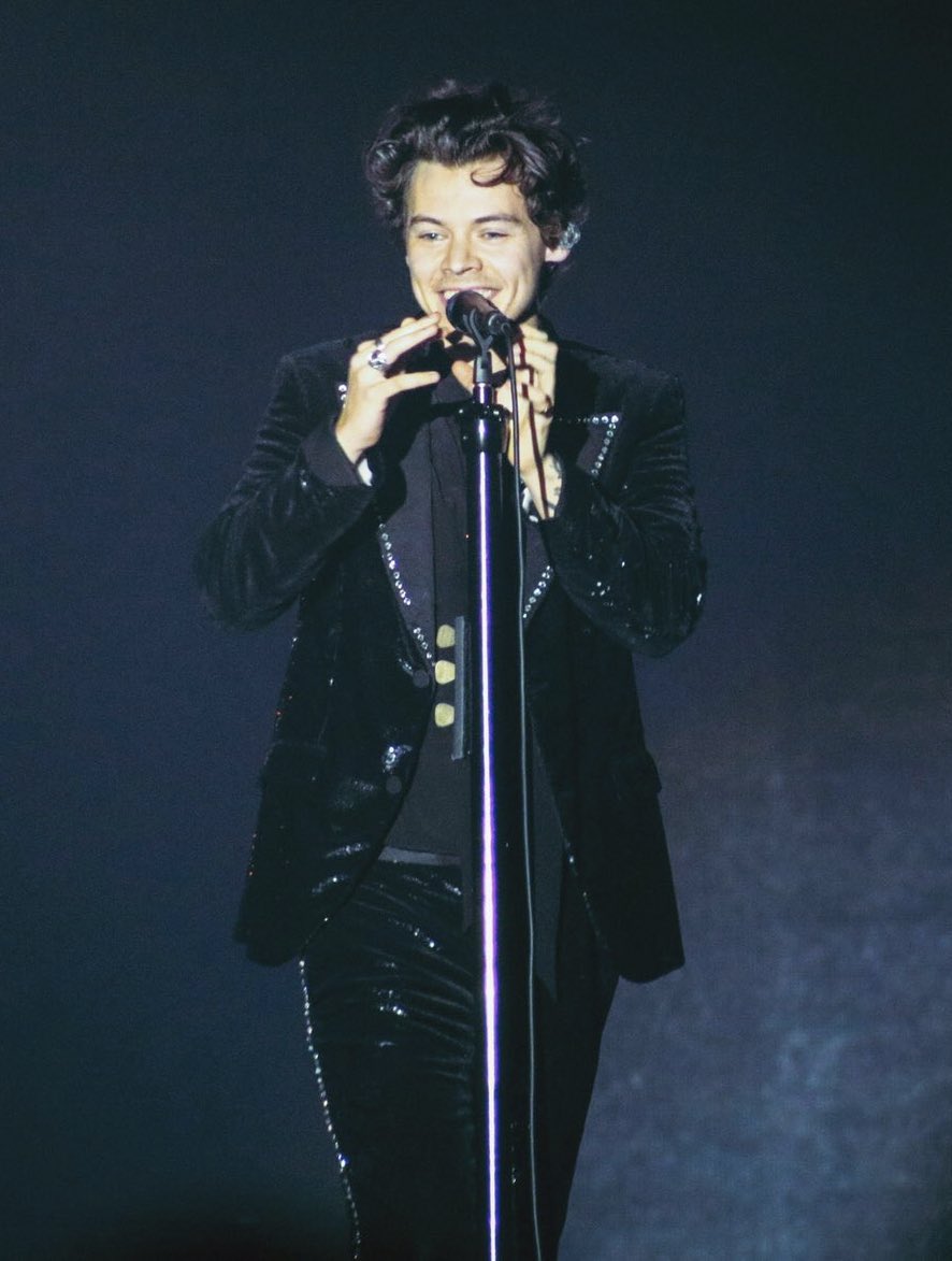 harry styles’ single curl: a thread