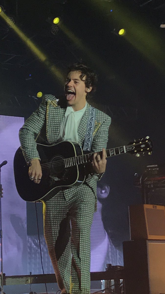 harry styles’ single curl: a thread